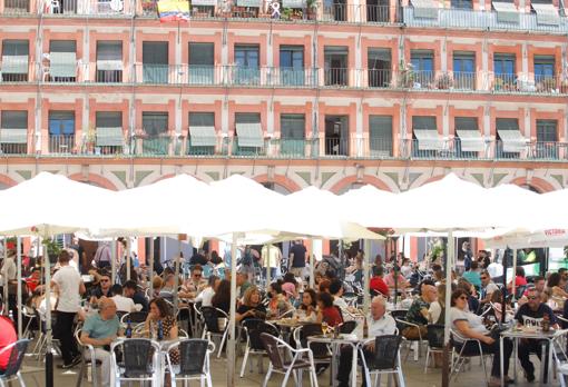 Ambiente en los veladores de la Corredera durante el fin de semana del 15 y 16 de mayo