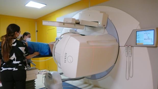 El San Juan de Dios de Córdoba aplica un tratamiento para el cáncer de próstata que reduce los efectos secundarios