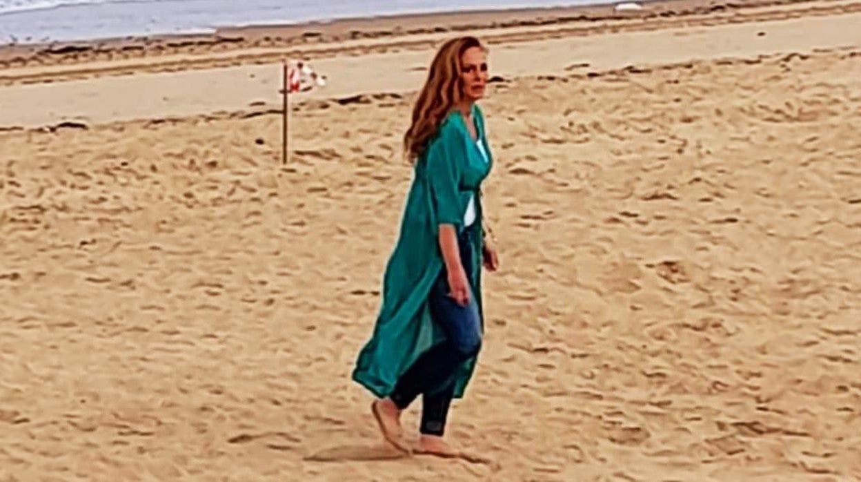 Rocío Carrasco pasea por la playa de Regla en Chipiona