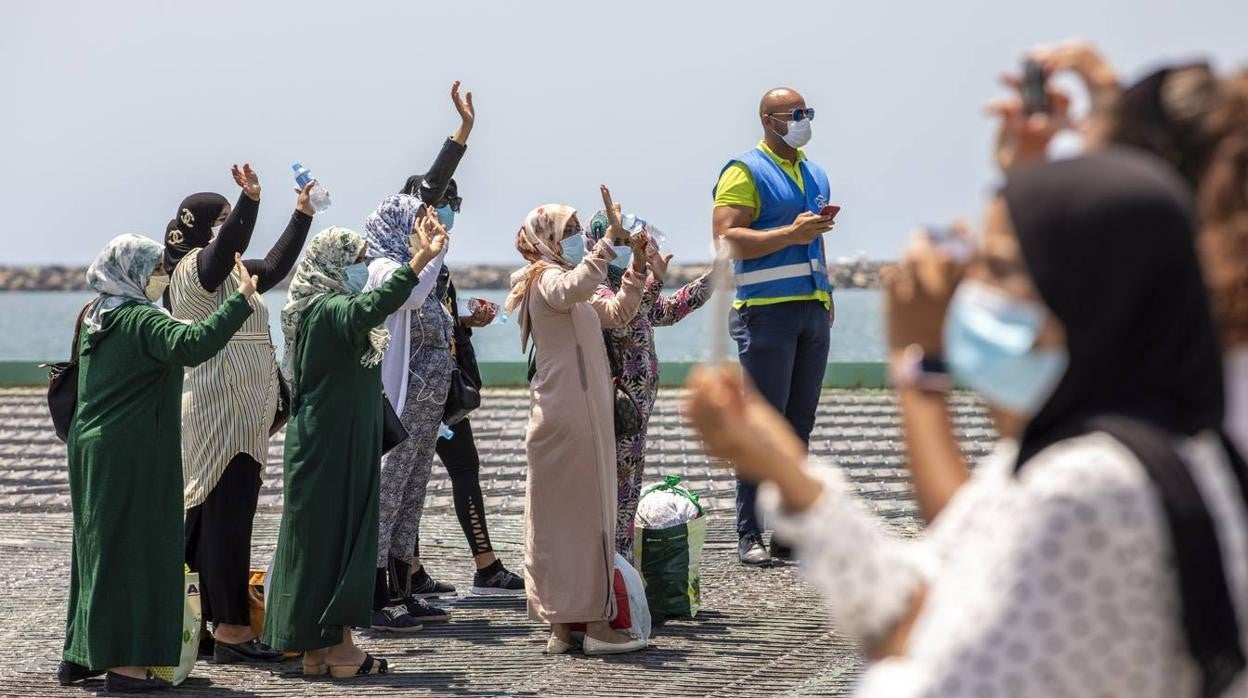 Un grupo de trabajadoras se despide en el Puerto de Huelva en su regreso a Marruecos, el año pasado