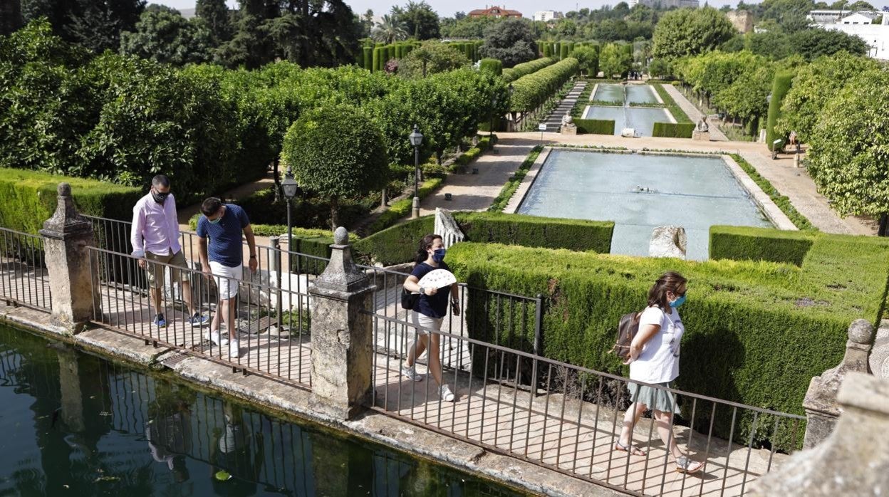 Un grupo de turistas en el Alcázar de los Reyes Católicos