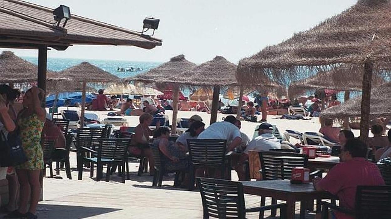 Varias personas, en un chiringuito de una playa de Andalucía