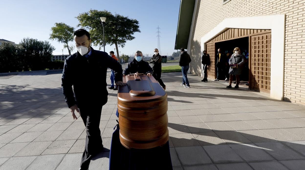 Entierro de un enfermo de Covid en el cementerio de la Fuensanta en diciembre del año pasado