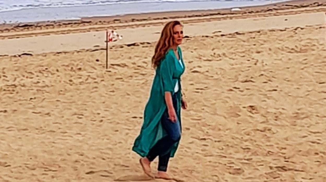 Rocío Carrasco paseando por la playa de Chipiona