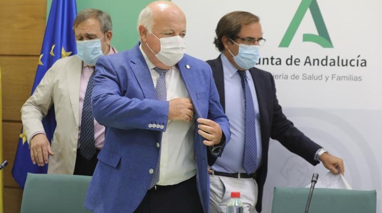 El consejero de Salud y Familias, Jesús Aguirre, con la mascarrilla en una rueda de prensa