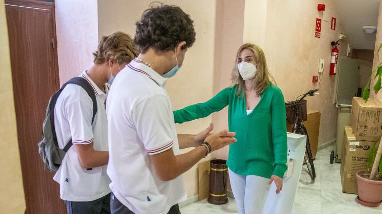 Alumnos de Secundaria en el inicio de curso en un centro de Sevilla