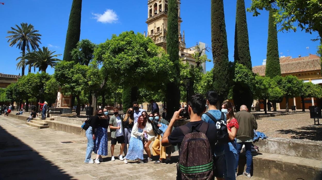 Turistas en el Patio de los Naranjos de la Mezquita-Catedral de Córdoba en mayo de 2021