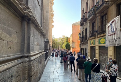 Colas a las puertas de la Catedral durante la celebración de la misa