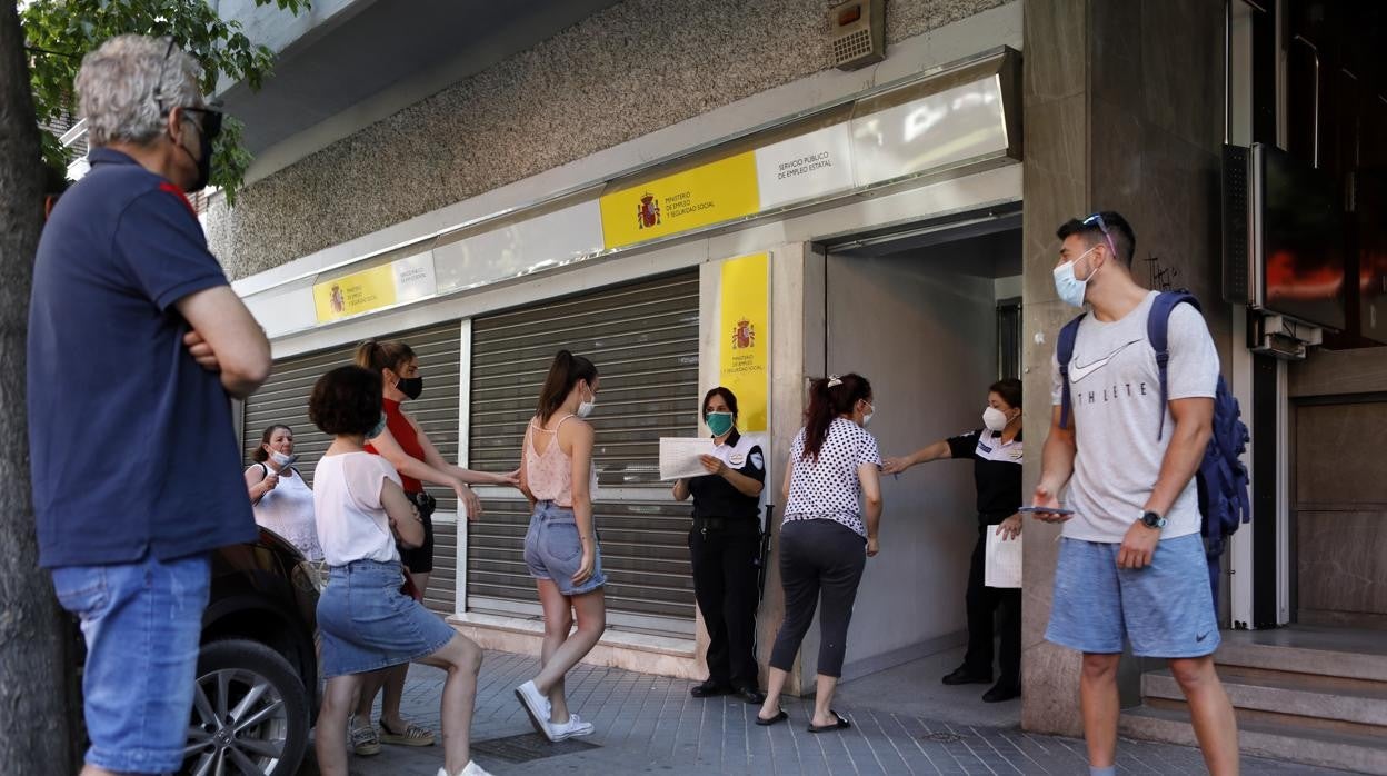 Personas esperando en una oficina de empleo en Córdoba