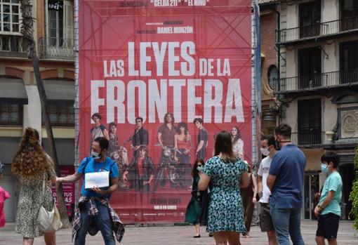 Cartel de una de las películas en la plaza de la Constitución del centro de Málaga