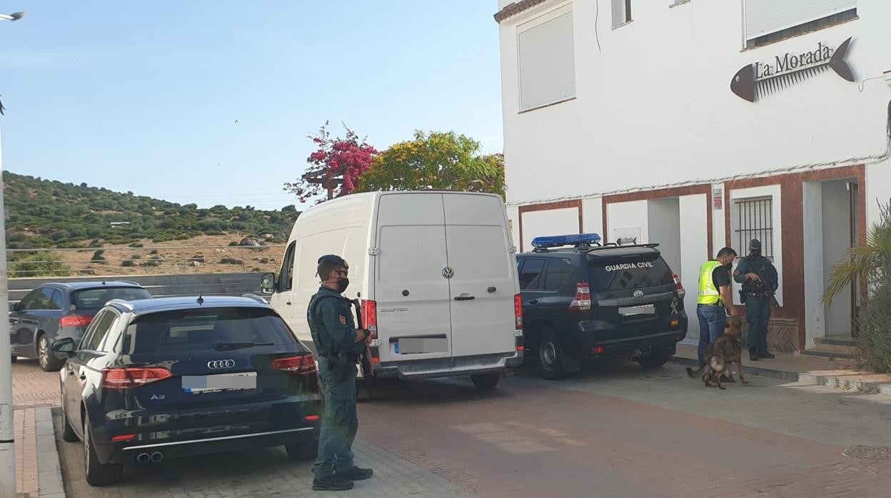 Agentes de la Guardia Civil, en el registro de la vivienda del supuesto cabecilla en Zahara