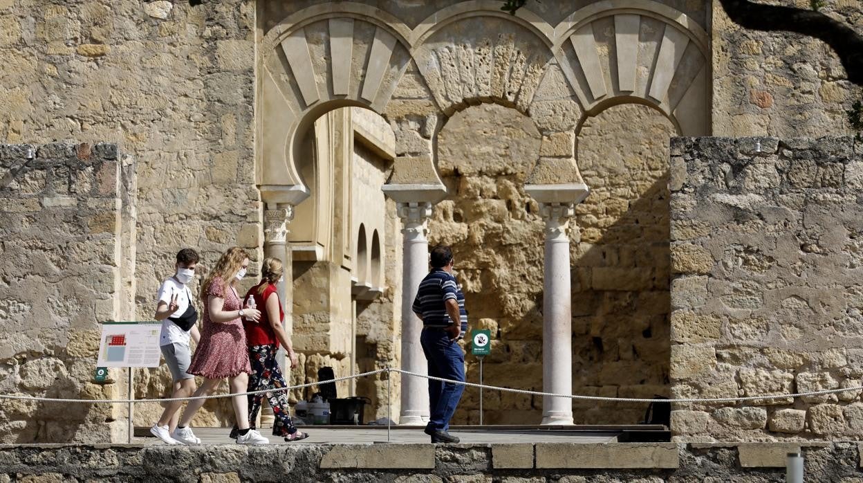 Turistas visitando el yacimiento arqueológico de Medina Azahara