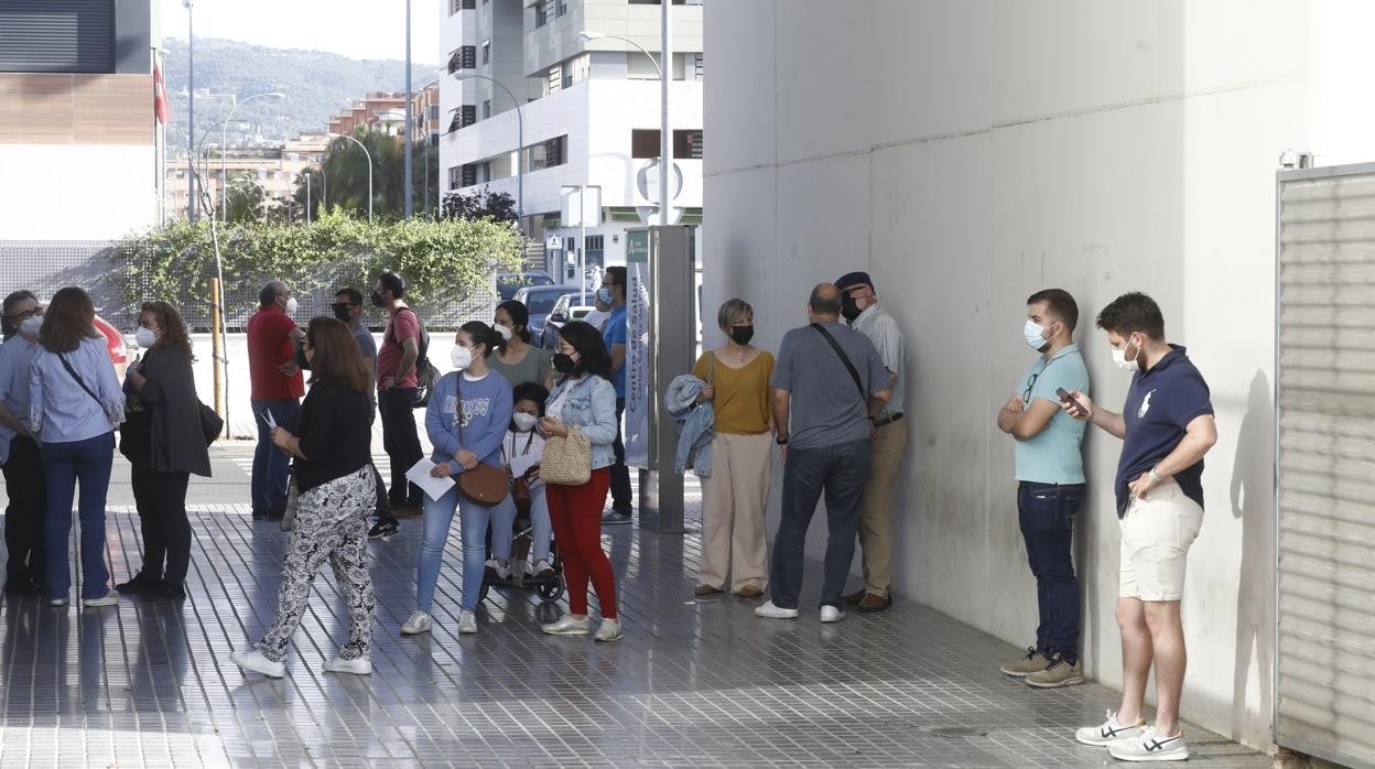 Colas para vacunarse hace dos semanas en el centro de salud Castilla del Pino