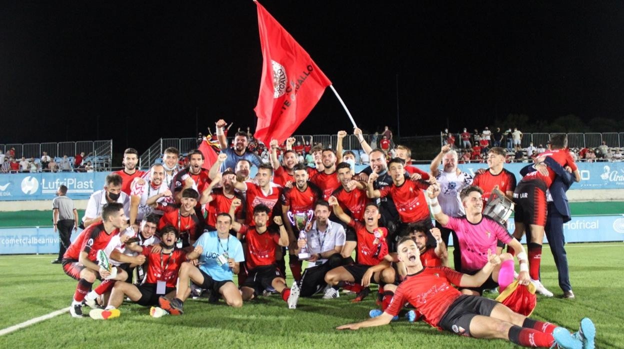 La plantilla del Egabrense celebra el ascenso a División de Honor, el domingo, en Lucena