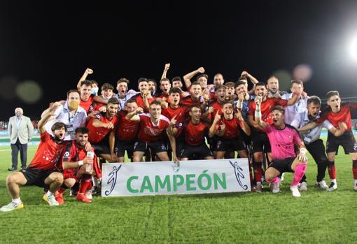 Los jugadores del Egabrense, con el cartel de campeones provinciales en Córdoba