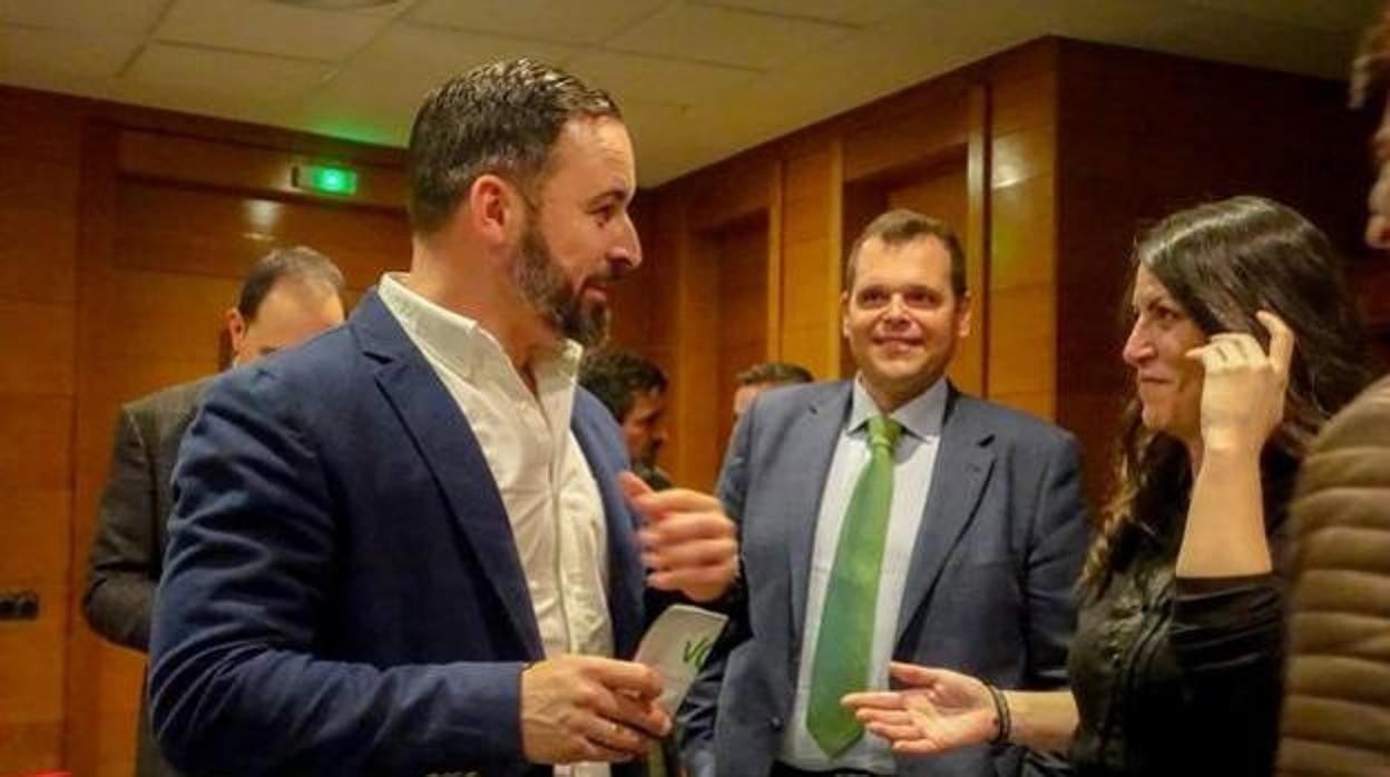 Abascal junto a Macarena Olona, diputada de Vox por Granada, y Onofre Miralles, concejal y líder del partido en la capital