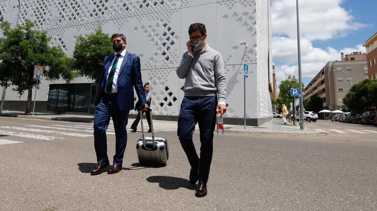 El expresidente del Córdoba, Jesús León, con jersey gris, sale de la Ciudad de la Justicia