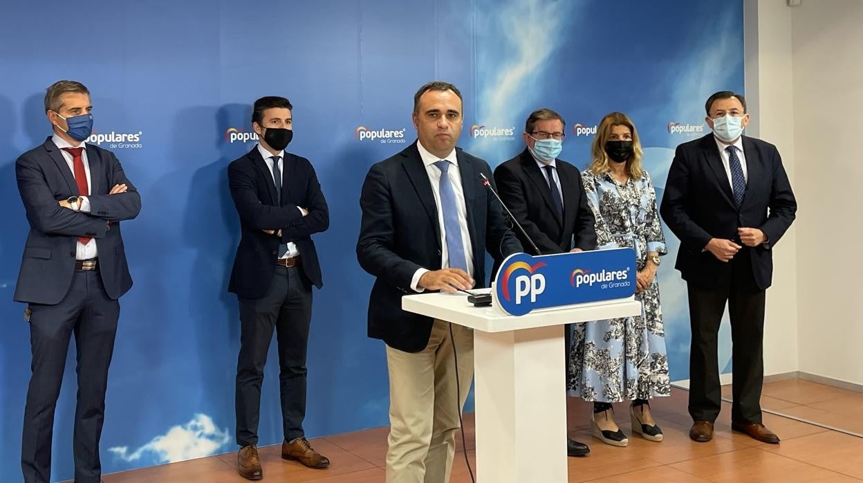 El presidente provincial del PP en Granada, Francisco Rodríguez, junto a los seis ediles que han dimitido esta mañana