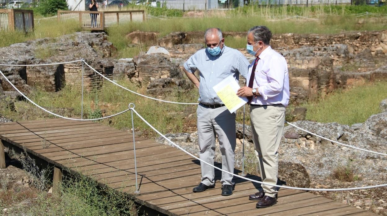 El arqueólogo municipal, Juan Murillo, y el edil de Urbanismo, Salvador Fuentes, en Cercadilla