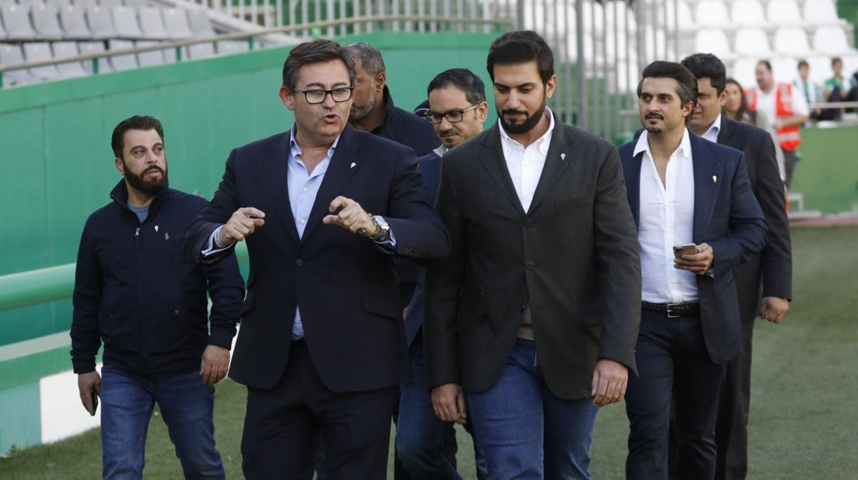 El consejero delegado del Córdoba, González Calvo, camino junto al presidente del club, Abdulla Al Zain