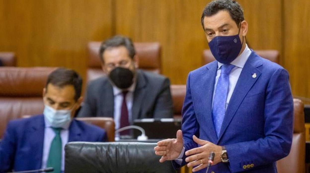 El presidente de la Junta, Juanma Moreno, durante la sesión de control en el Parlamento este miércoles