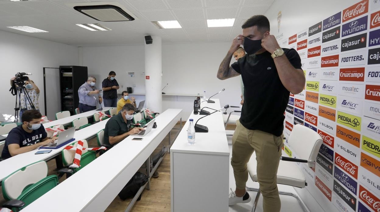 El lateral derecho Álex Robles, en su presentación en el Córdoba CF