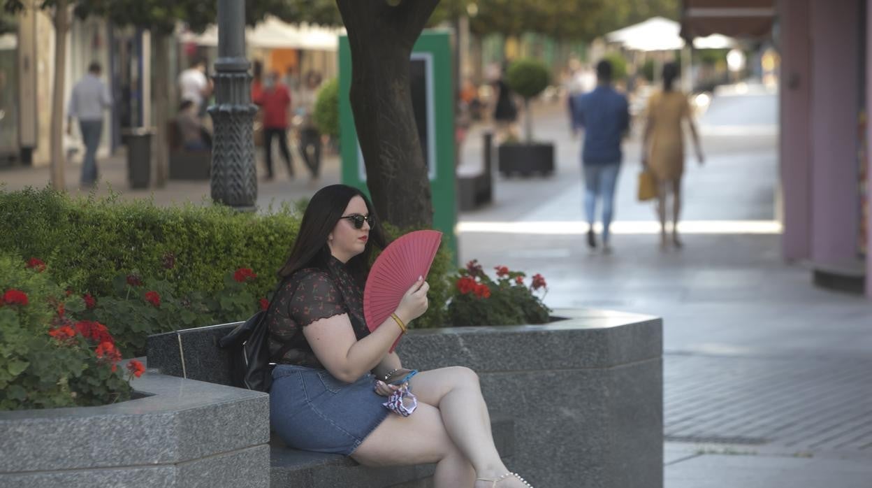 Una mujer se abanica en el centro de Córdoba en junio del año pasado