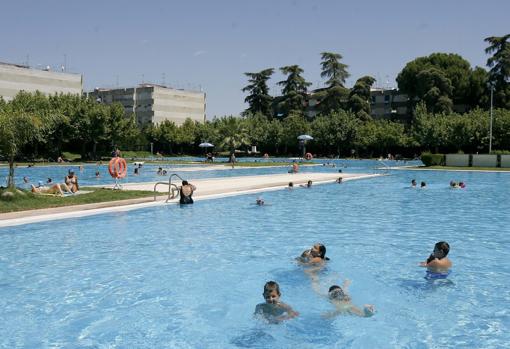 Bañistas en la piscina del Parque Figueroa