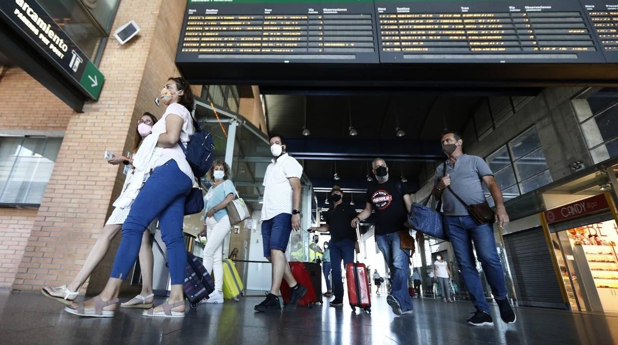 Viajeros procedentes de Sevilla y Madrid llegando a la estación de Ave de Córdoba este martes