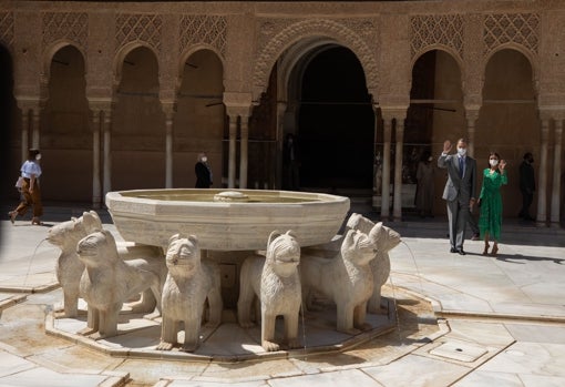 Don Felipe y Doña Letizia en el Patio de los Leones durante su visita a la Alhambra