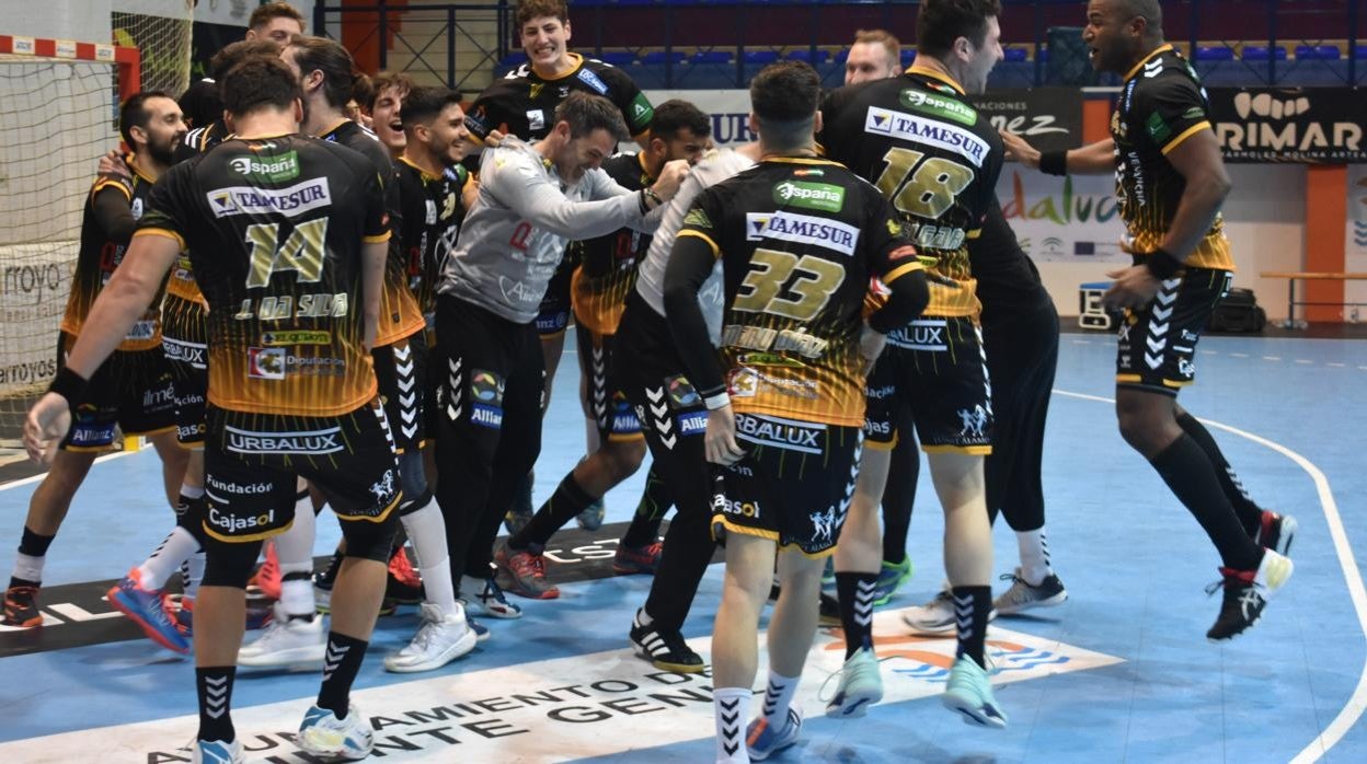 La plantilla del Ángel Ximénez Puente Genil celebra la clasificación para la Copa del Rey