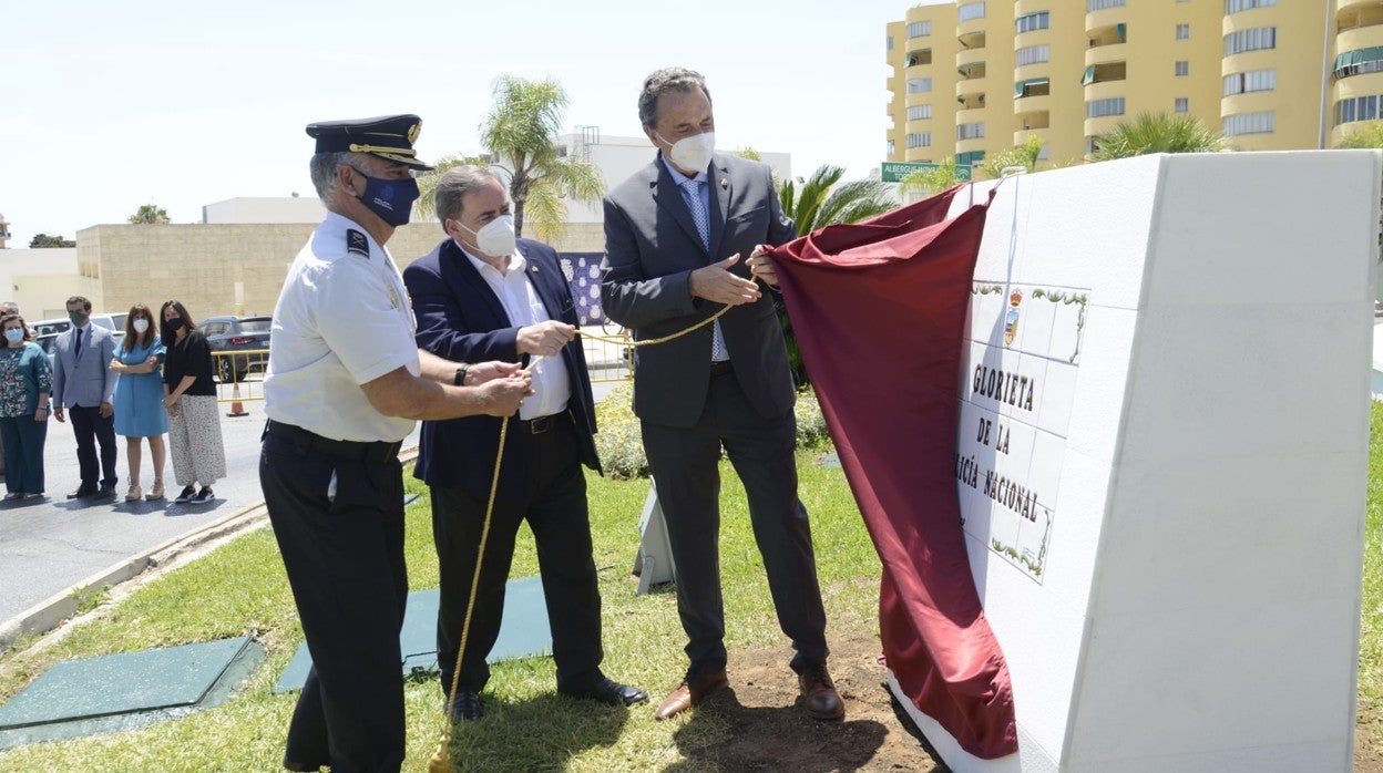 El alcalde de Torremolinos y los mandos policiales descubren la placa