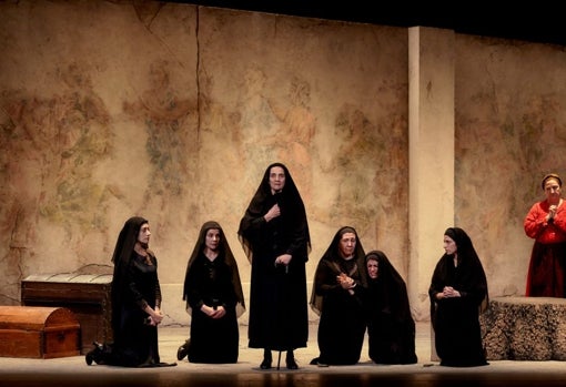 Escena del montaje de la Casa de Bernarda Alba, dirigida por Jose Carlos Plaza