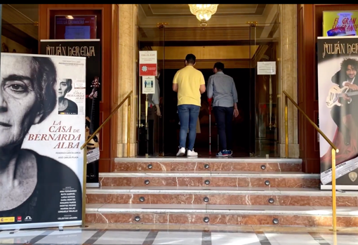 Entrada de público en el Teatro Isabel La Católica