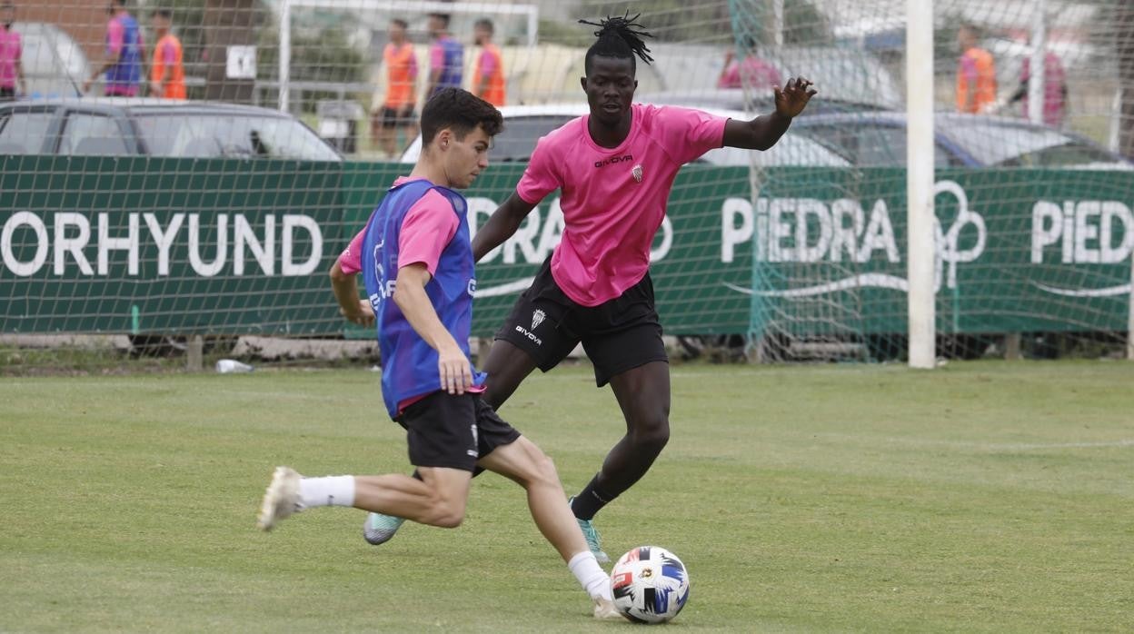 Djetei, que ficha por el Albacete, defiende a Luismi en un entrenamiento del Córdoba CF