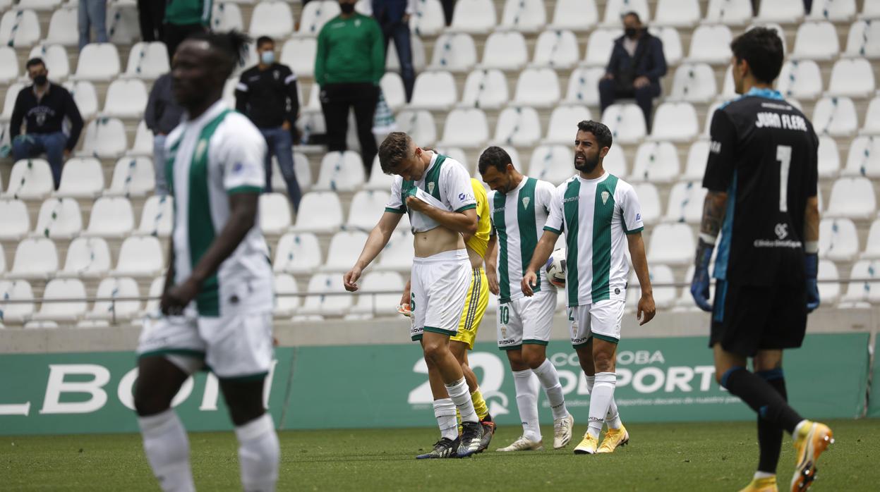 Los jugadores del Córdoba se lamentan tras el descenso a cuarta categoría