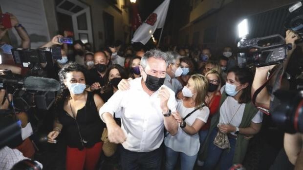 Juan Espadas barre a Susana Díaz en las primarias del PSOE andaluz