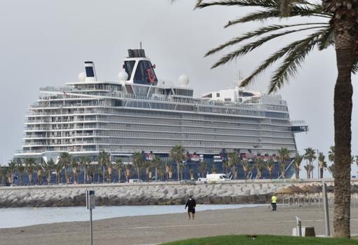 Vista del barco desde la playa de la Malagueta