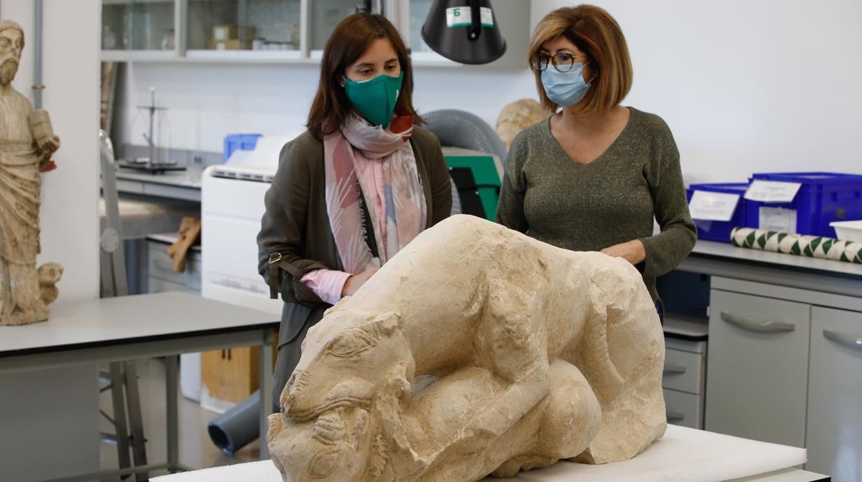 La delegada de Cultura y la directora del Museo Arqueológico, con la leona de La Rambla