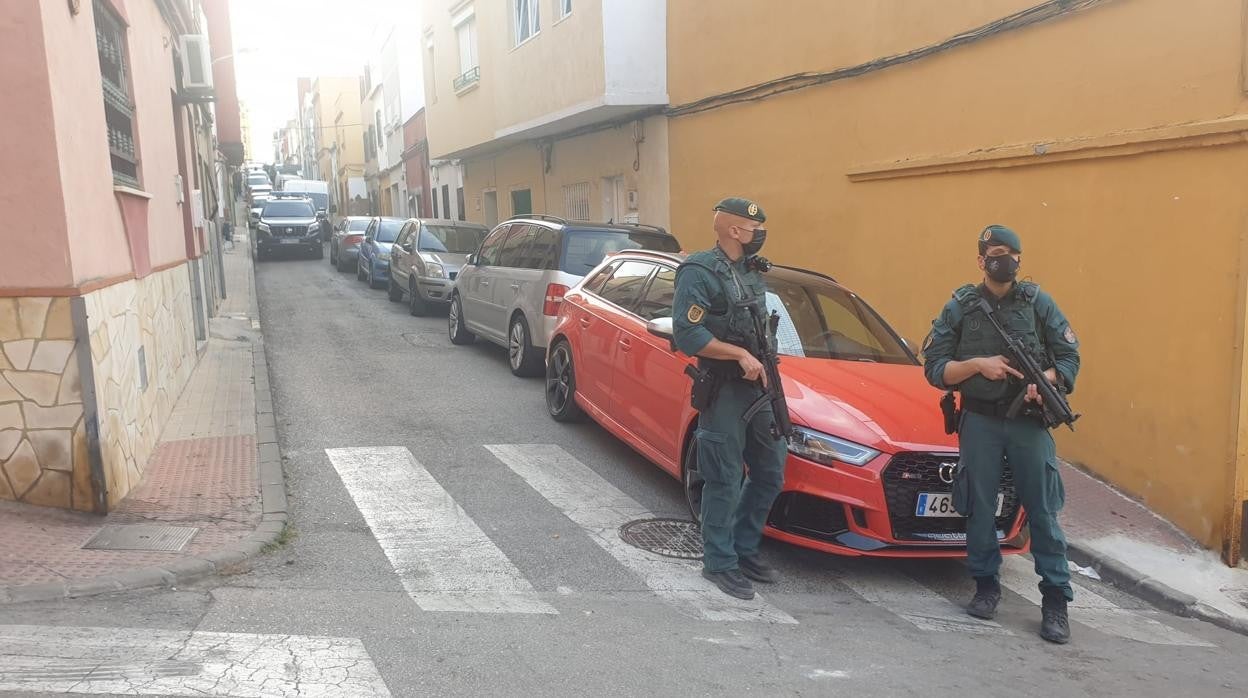 Agentes de la Guardia Civil, en una de las calles de Algeciras donde se están efectuando registros