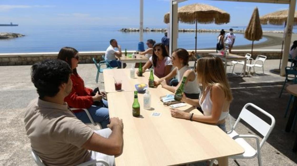 Terraza de un establecimiento en el paseo marítimo de Pedregalejo (Málaga)