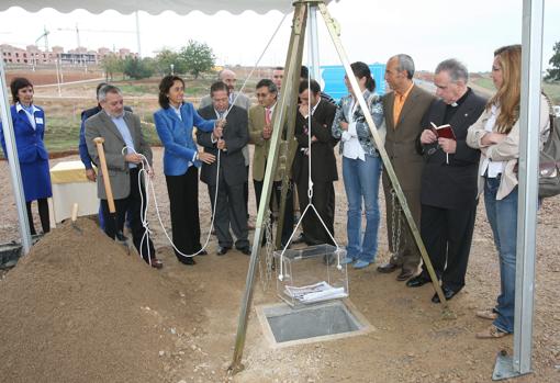 Colocación de la primera piedra de la Ronda Norte, con Rosa Aguilar como alcaldesa; era el 7 de noviembre de 2006