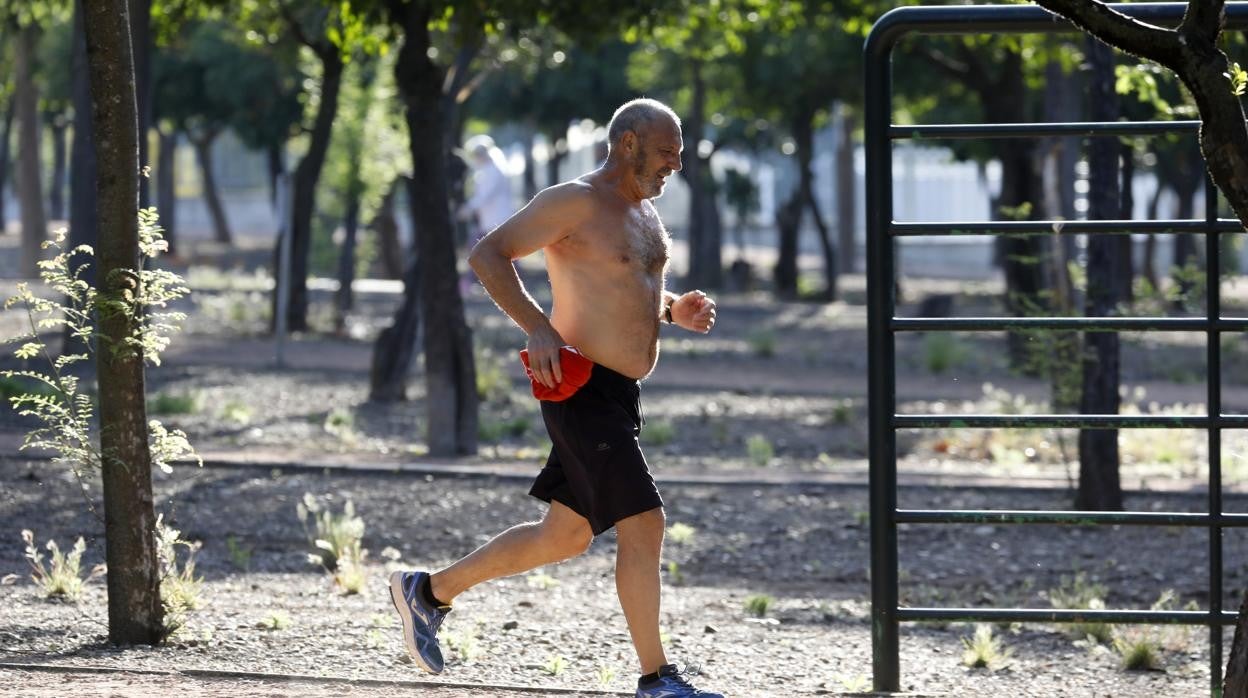 Un hombre hace deporte por el circuito del Tablero