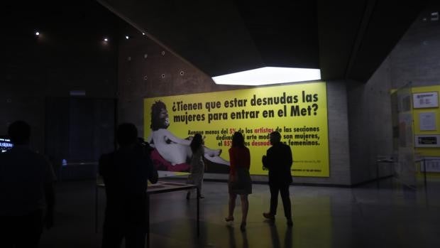 La ironía feminista de Guerrilla Girls y la mirada de Tete Álvarez al poder, nuevas propuestas del C3A en Córdoba