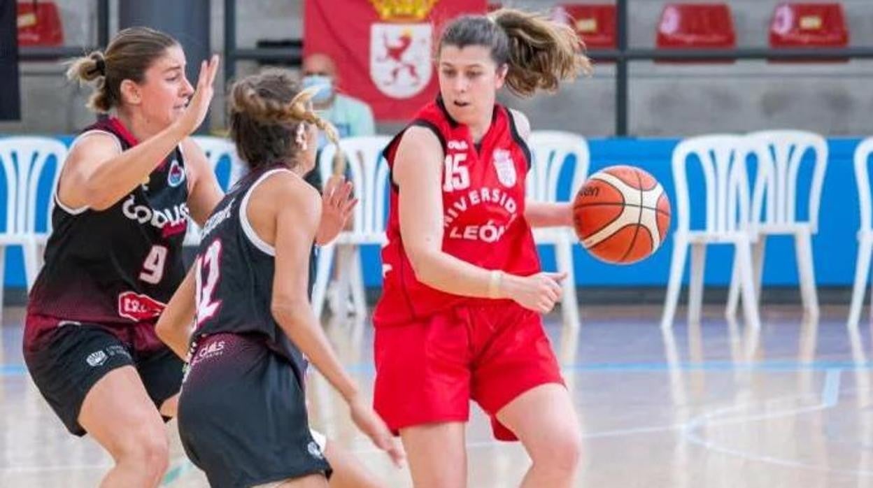 Marta Martínez y Concepción Sánchez, en el partido del Dobuss Córdoba de la primera jornada