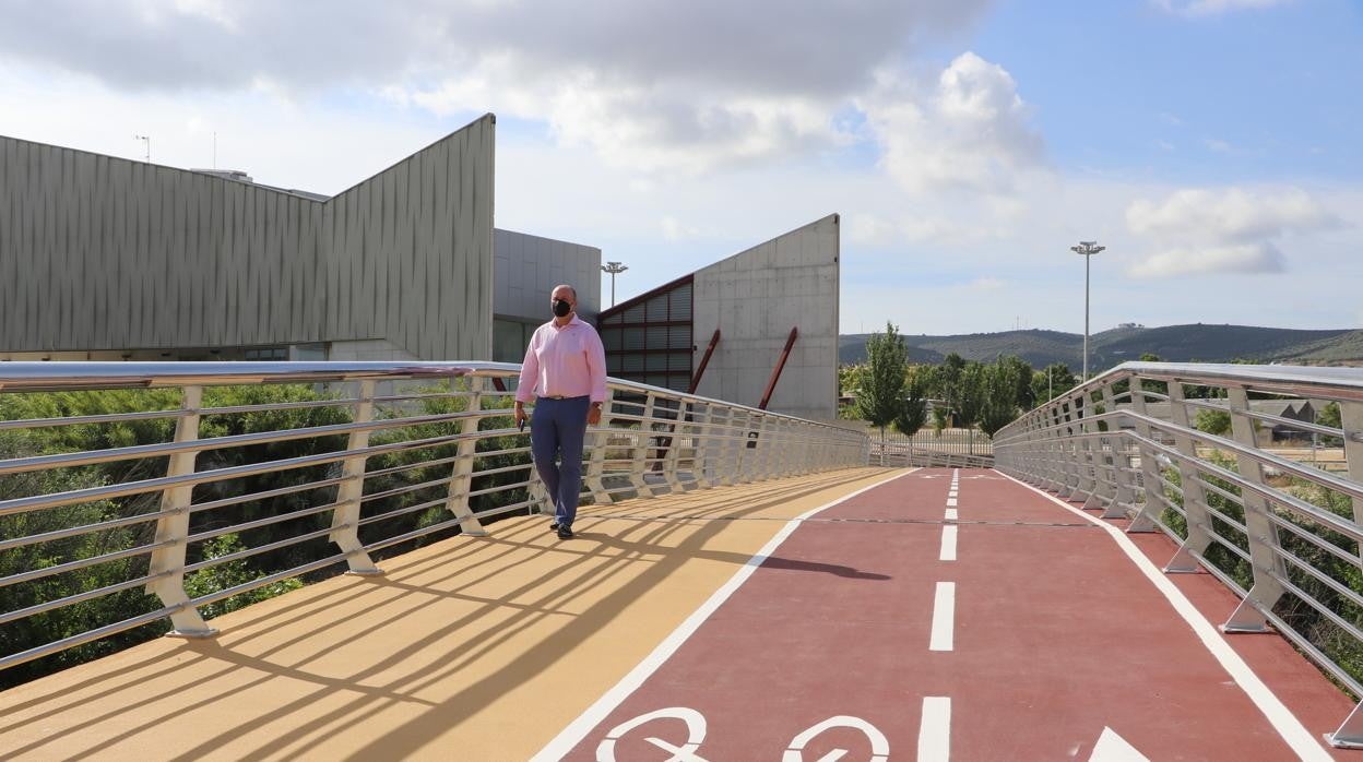 Pasarela peatonal sobre el río Lucena