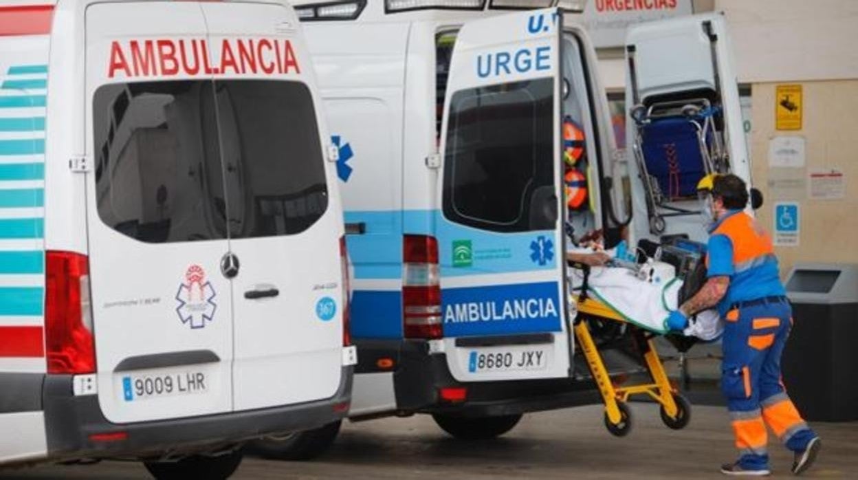 Dos ambulancias ante las Urgencias del Reina Sofía en una imagen de archivo