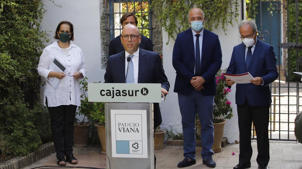 El consejero delegado de Cajasur, juto a autoridades de Córdoba y el presidente de CECO