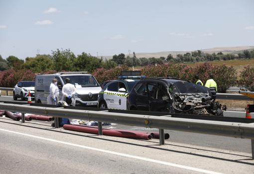 Agentes de la Guardia Civil en el lugar del suceso; detrás está el vehículo del tanatorio