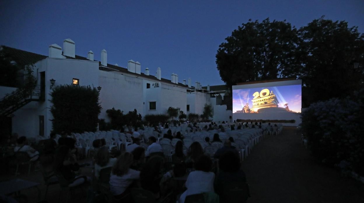 Comienzo de una película al aire libre